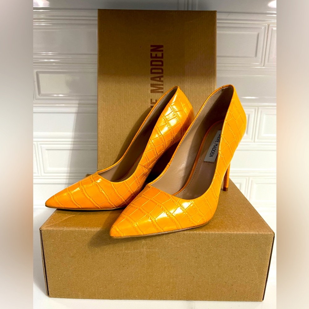 SALE! Steve Madden Like-New orange textured pumps, sz. 8. Stunning and classic!